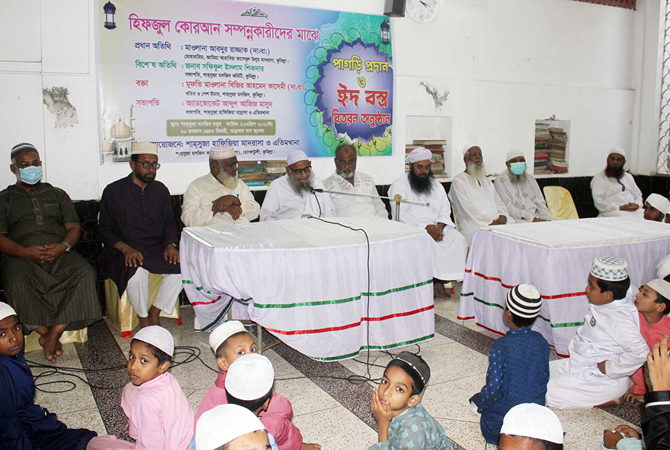 ১৪ কুরআনে হাফেজকে পাগড়ি প্রদান 