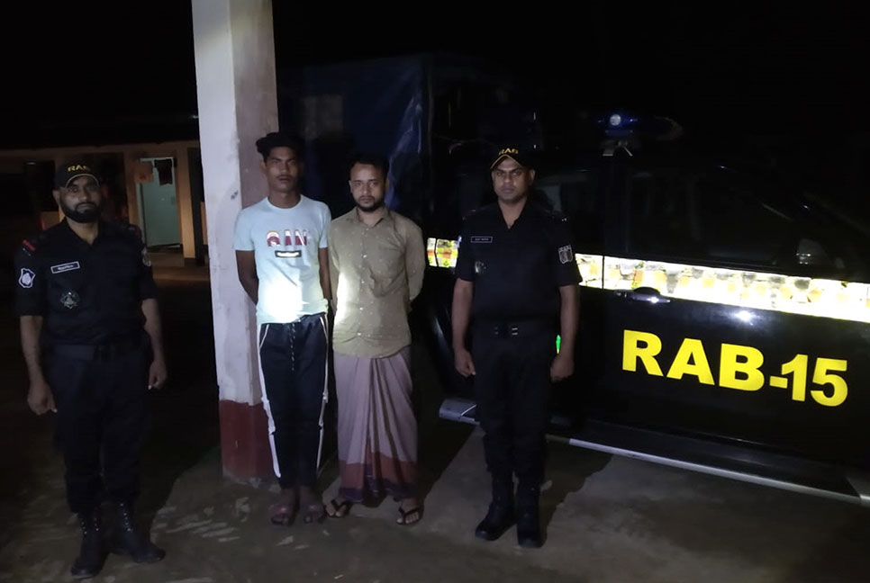 টেকনাফে বিদেশী বিয়ার ও মদ উদ্ধার, আটক ২
