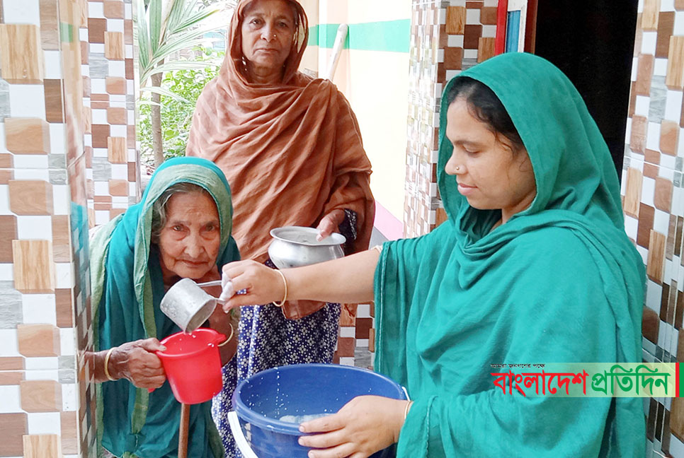 জলিল-রাবেয়া দম্পতির খামারের দুধ যাচ্ছে অসহায় রোজাদারদের ঘরে