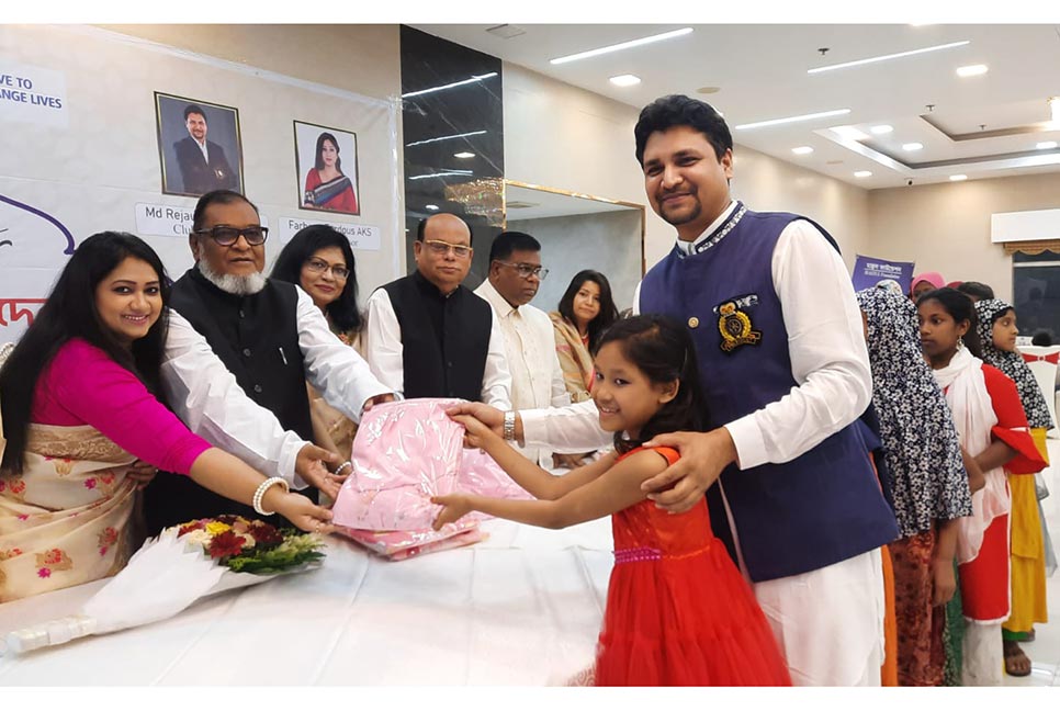 রাজধানীতে এতিম ও প্রতিবন্ধী শিশুদের ঈদ উপহার