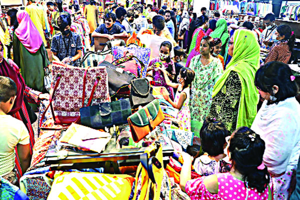 ছুটির দিনে লোকারণ্য