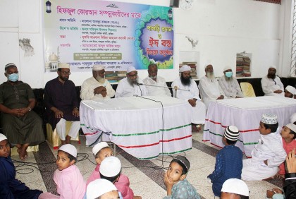 ১৪ কুরআনে হাফেজকে পাগড়ি প্রদান 