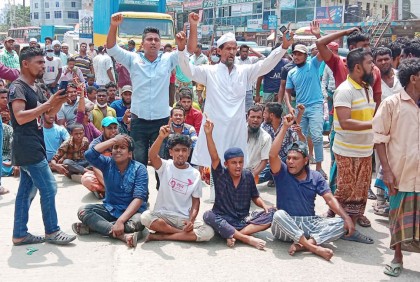 চাঁদাবাজির প্রতিবাদে শ্রমিকদের কুমিল্লা-সিলেট মহাসড়ক অবরোধ