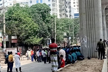 বকেয়া বেতনের দাবিতে মিরপুরে গার্মেন্টস শ্রমিকদের বিক্ষোভ