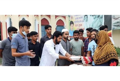নাটোরে রোজাদার ব্যক্তিদের মধ্যে ইফতার বিতরণ