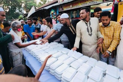 সাভারে ছাত্রলীগের ইফতার সামগ্রী বিতরণ