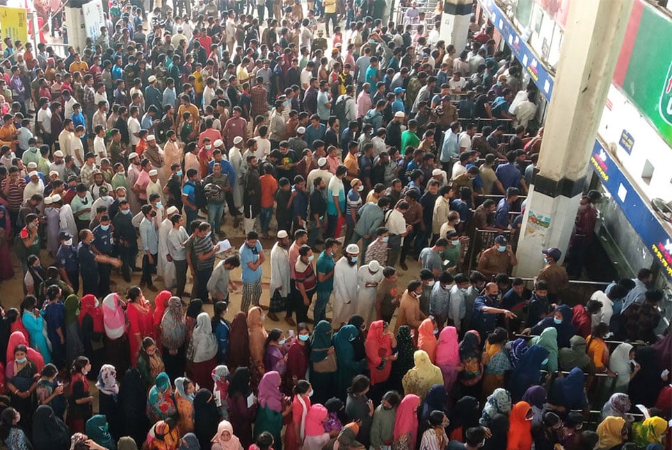ঈদে বাড়ি ফেরা: টিকিট পেতে ইফতারি-সাহরি হচ্ছে লাইনে দাঁড়িয়েই