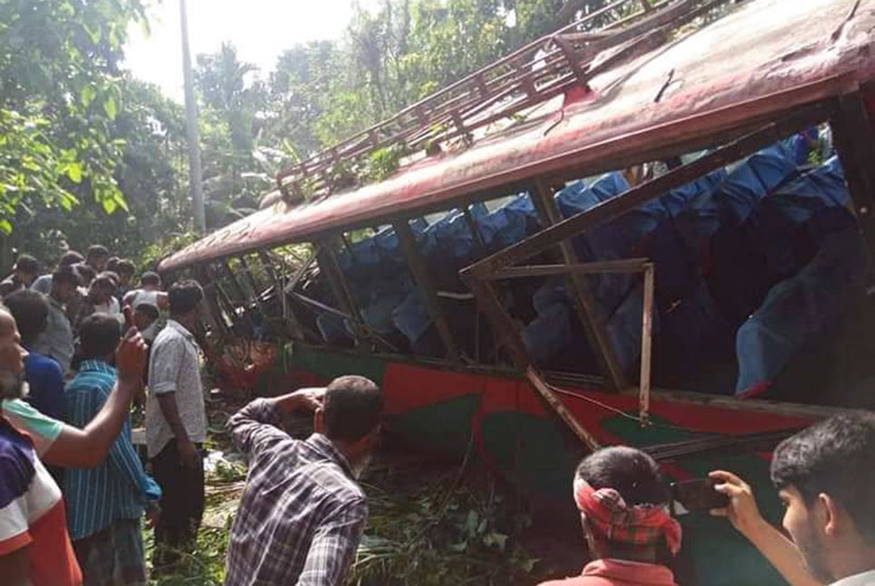বিআরটিসি বাস খাদে পড়ে নারীর মৃত্যু, আহত ১৫