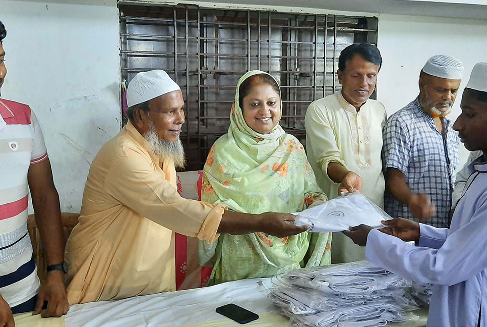 সান্তাহারে মাদ্রাসা শিক্ষার্থীদের মাঝে বস্ত্র বিতরণ