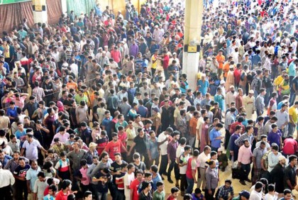 অগ্রিম টিকিট: দ্বিতীয় দিনে কমলাপুরে ভিড় বেড়েছে দ্বিগুণ