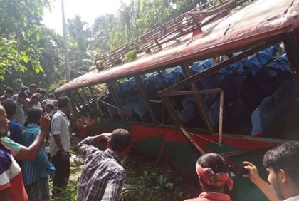 বিআরটিসি বাস খাদে পড়ে নারীর মৃত্যু, আহত ১৫