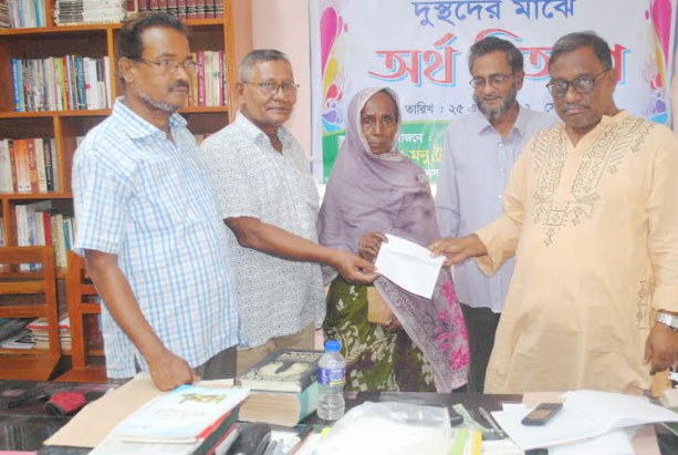 বরিশালে অসহায় দুস্থদের
মাঝে অর্থ সহায়তা প্রদান