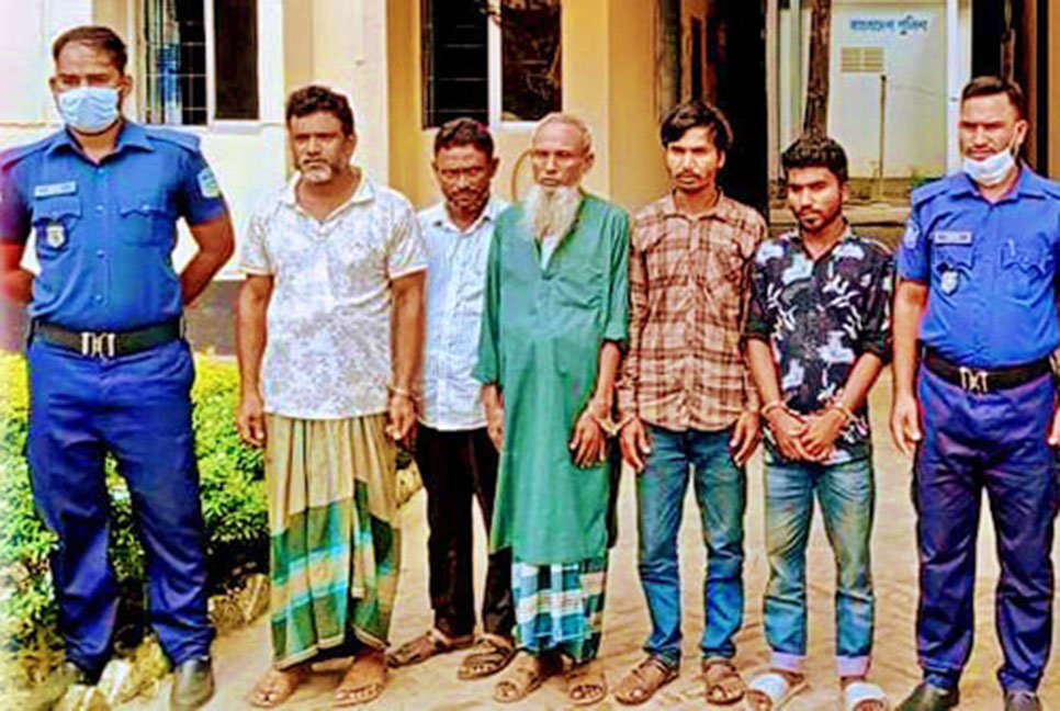 ৮ কোটি ১৪ লাখ টাকার সাপের বিষসহ গ্রেফতার পাঁচ