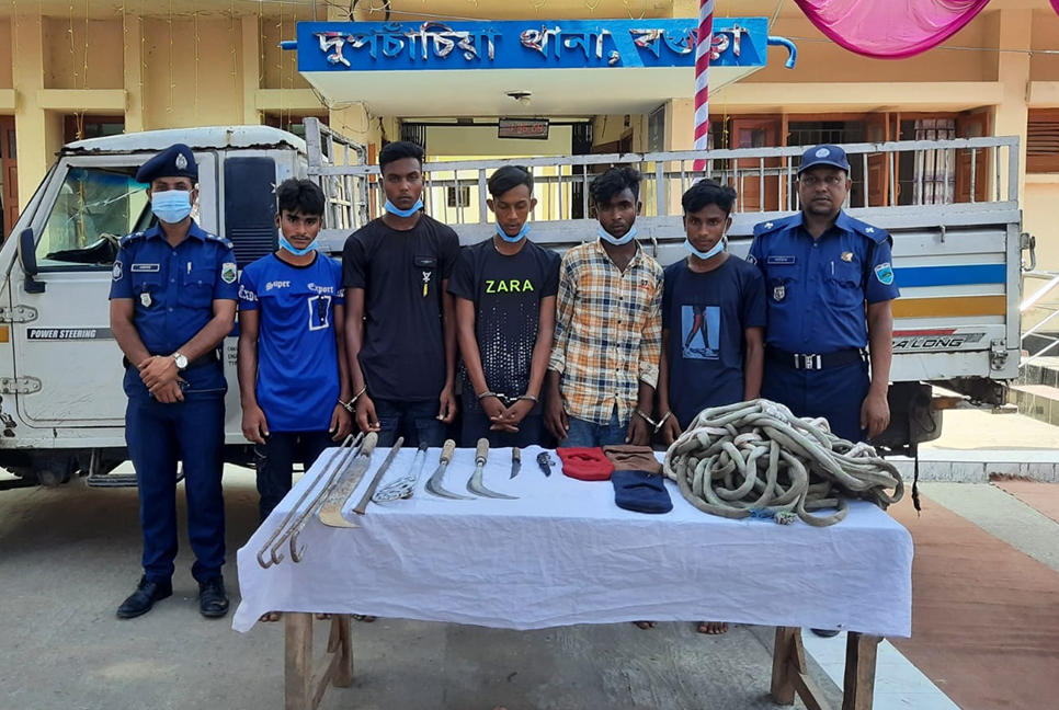 বগুড়ায় ডাকাতির প্রস্তুতিকালে দেশীয় অস্ত্রসহ গ্রেফতার ৫