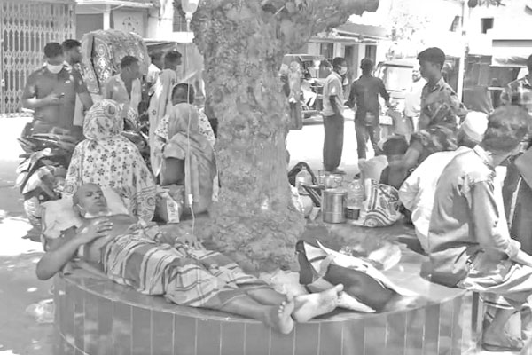 ডায়রিয়া পরিস্থিতি ভয়াবহ গাছতলায় রোগী