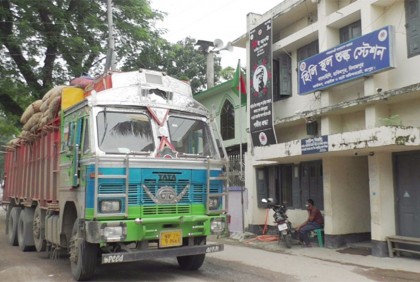 হিলি স্থলবন্দর দিয়ে টানা ৬ দিন আমদানি-রপ্তানি বন্ধ 