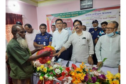 জয়পুরহাটে মটর শ্রমিকদের মাঝে ঈদ সামগ্রী বিতরণ