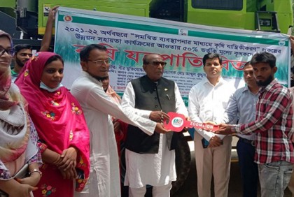 গুরুদাসপুরে কম্বাইন্ড হারভেস্টার বিতরণ