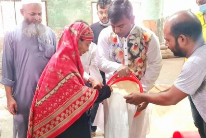 সিংড়ায় দুস্থদের মাঝে ভিজিএফ’র চাল বিতরণ