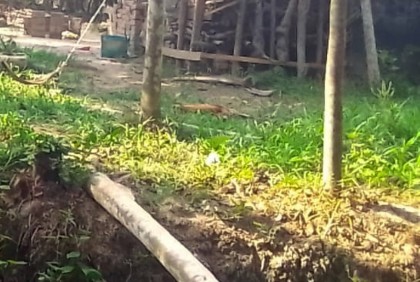 অনৈতিক প্রস্তাবে রাজি না হওয়ায় গৃহবধূর যাতায়াতের রাস্তা বন্ধের অভিযোগ

