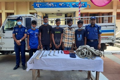 বগুড়ায় ডাকাতির প্রস্তুতিকালে দেশীয় অস্ত্রসহ গ্রেফতার ৫