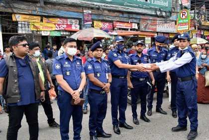 যানজট নিরসনে কর্তব্যরত পুলিশ সদস্যদের মাঝে ইফতার বিতরণ
