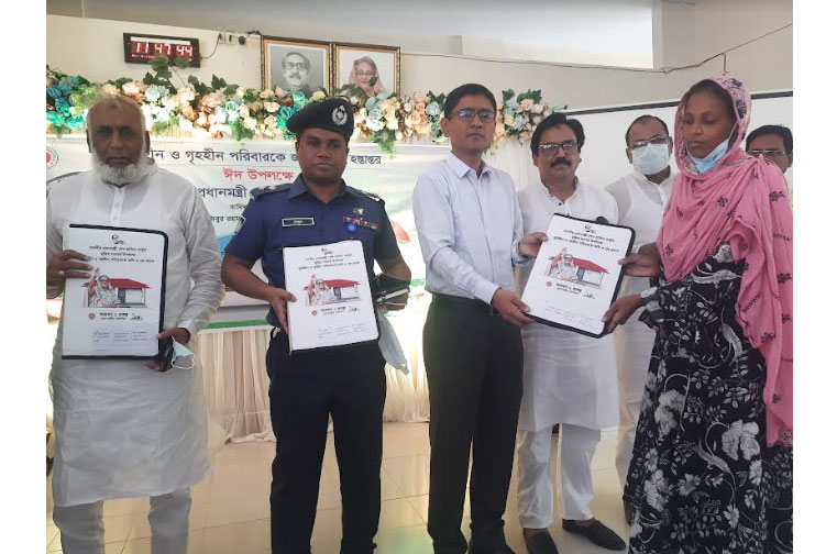 
জমিসহ ঘর পেল জয়পুরহাটের ২০৬ পরিবার