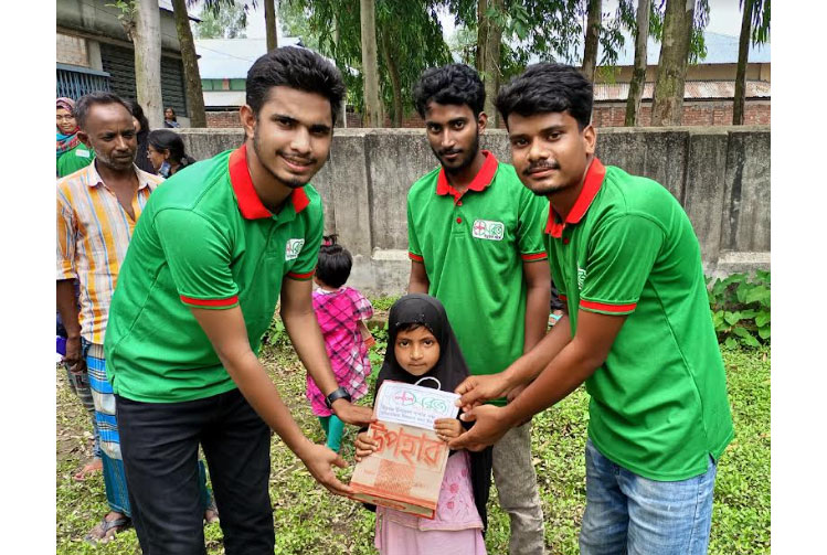 দিনাজপুরে অসহায় পরিবারের মাঝে ঈদ সামগ্রী বিতরণ