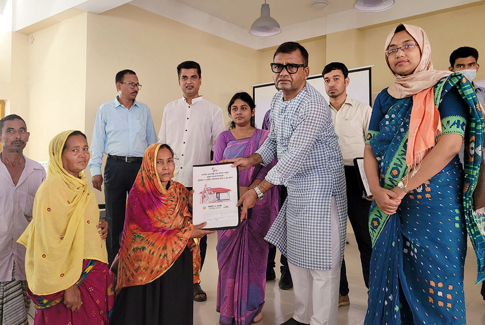 গৃহহীনদের মাঝে জমির দলিল ও ঘরের চাবি হস্তান্তর
