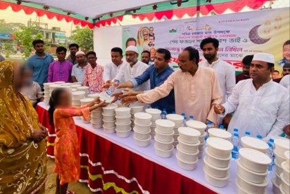 ভালুকায় পথচারী রোজাদারদের মাঝে ইফতার বিতরণ 