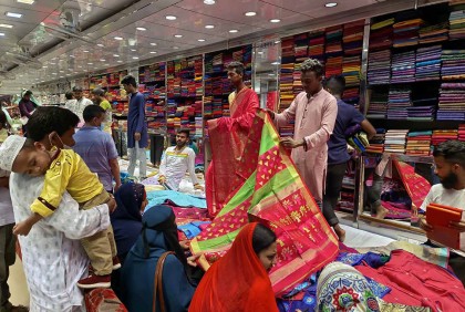 দিনাজপুরে জমে উঠেছে কেনাকাটা