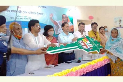 ফুলপুরে ৪০ ভূমি ও গৃহহীন পরিবার পেল প্রধানমন্ত্রীর ঘর উপহার  