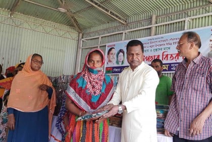 ঈদ উপলক্ষে হতদরিদ্রদের মাঝে শাড়ি-লুঙ্গি বিতরণ