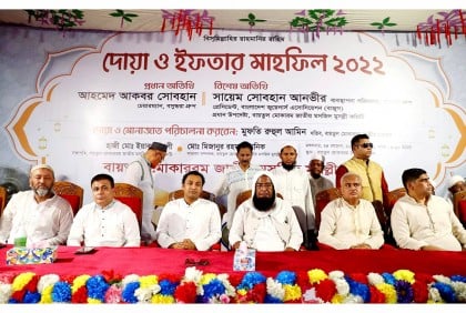 বায়তুল মোকাররমে মুসল্লিদের সঙ্গে ইফতার করলেন বসুন্ধরা এমডি

