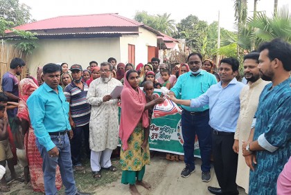 আশ্রয়ণ বাসিন্দাদের মাঝে ঈদ সামগ্রী বিতরণ করলেন ইউএনও