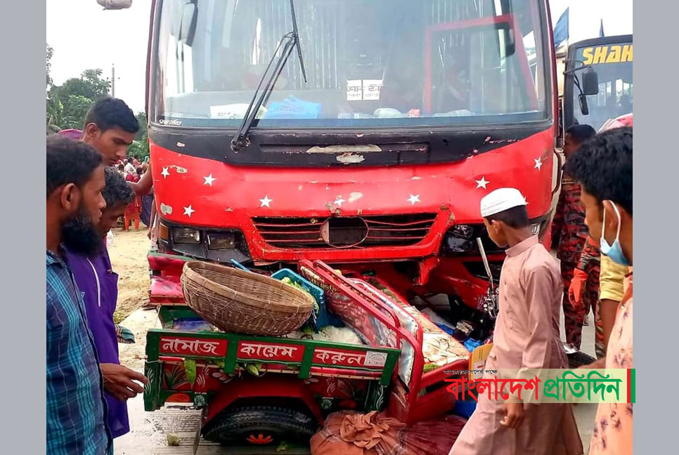 গাইবান্ধায় অটোরিকশাকে বাসের চাপা, নিহত ৩