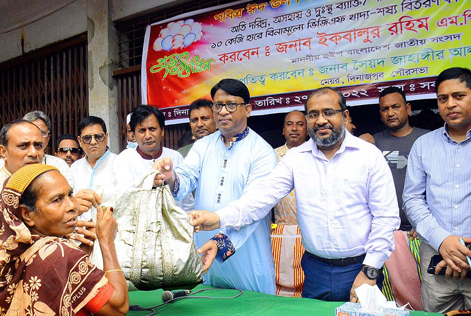 দিনাজপুরে ভিজিএফ’র চাল বিতরণ কার্যক্রমের উদ্বোধন