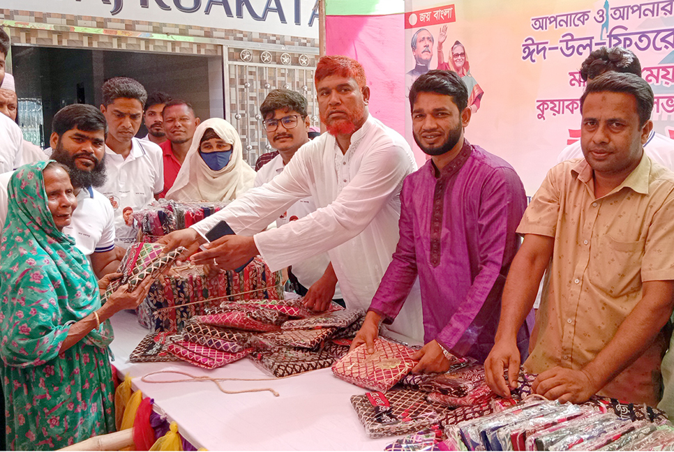 কলাপাড়ায় দরিদ্র নারীদের মাঝে ঈদের শাড়ি বিতরণ