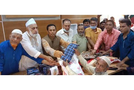 চাঁদপুরে দুস্থদের মাঝে ঈদ সামগ্রী বিতরণ