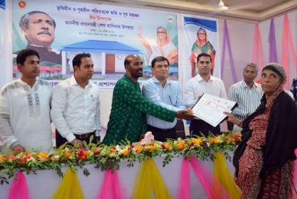 খুলনায় প্রধানমন্ত্রীর উপহারের ঘর পেয়ে কাঁদলেন গৃহহীনরা