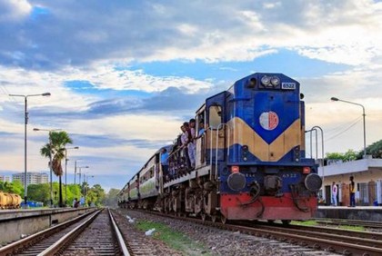 ট্রেনযোগে আনুষ্ঠানিক ঈদযাত্রা শুরু