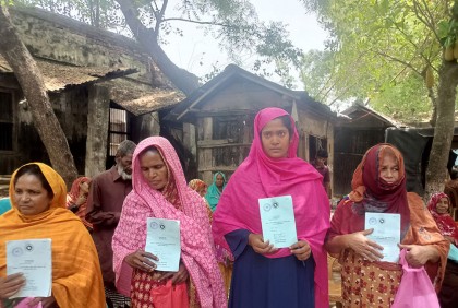 শিবগঞ্জে টাকা ছাড়া মিলছে না ভাতাভোগীদের কার্ড