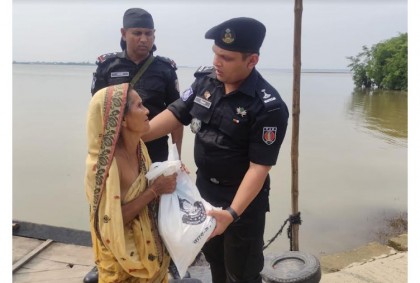 
হাওরে ক্ষতিগ্রস্ত কৃষকদের র‍্যাবের ঈদ উপহার