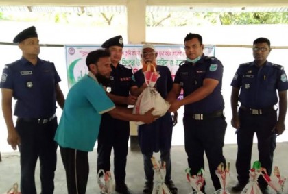 খাদ্য সামগ্রী ও ঈদ বস্ত্র বিতরণ করেছে মুকসুদপুর থানা পুলিশ