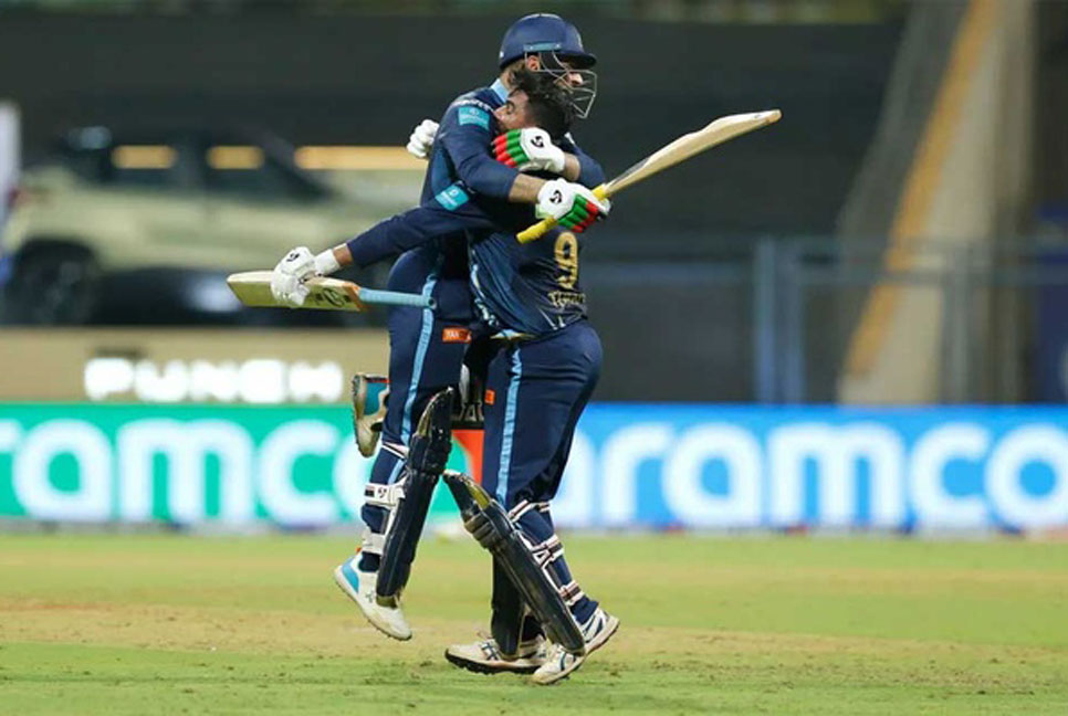 শেষ ৪ বলে ৩ ছক্কা হাকিয়ে গুজরাটের জয়ের নায়ক রশিদ খান