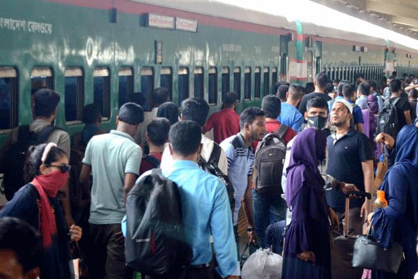 ঈদযাত্রায় আজও ট্রেনে মানুষের চাপ
