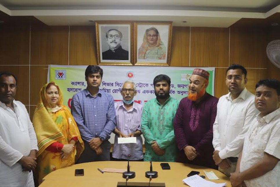 শাজাহানপুরে দূরারোগ্য রোগীদের অনুদানের চেক বিতরণ