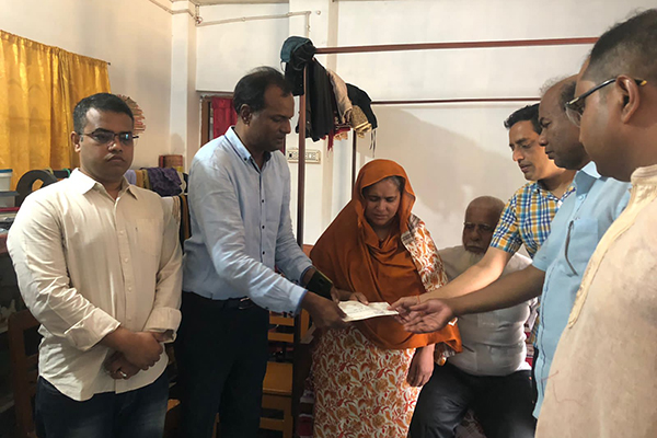 হিমেলের মাকে ৫ লাখ টাকার চেক ও ঈদ উপহার সামগ্রী দিল রাবি প্রশাসন