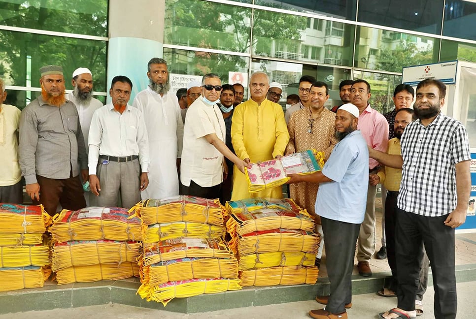 সংবাদপত্র হকারদের ঈদ উপহার দিল বসুন্ধরা

