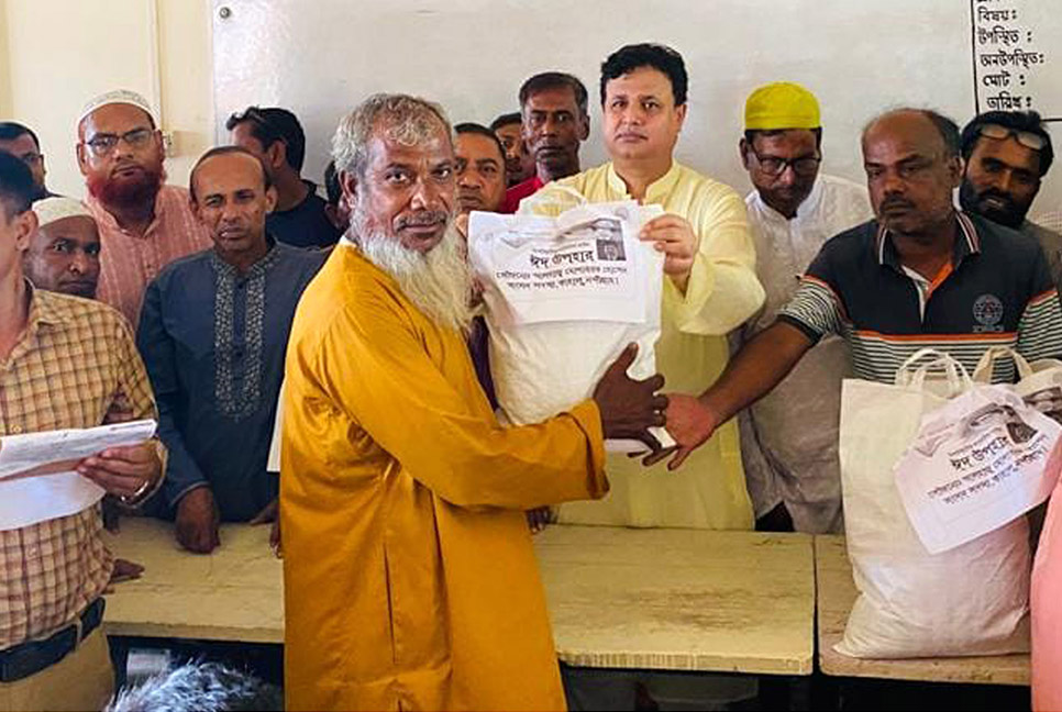 কাহালুতে এমপি মোশাররফের ঈদ সামগ্রী বিতরণ